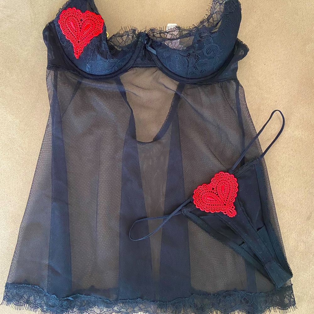 Brand New Victoria’s Secret Piece Lingerie Set (Top Sz: 34C, Bottom Sz: XS/S)